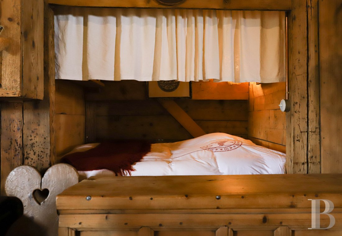 En Haute-Savoie, non loin de Morzine, une grange chalet traditionnelle en plein alpage - photo  n°20
